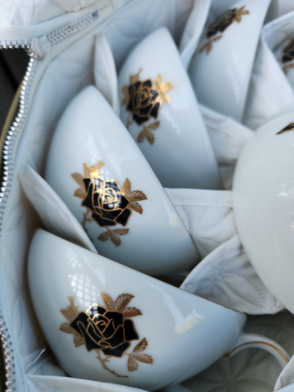Fukagawa Arita Tea Cups Set with Gold Rose Motif - Picture 8 of 16